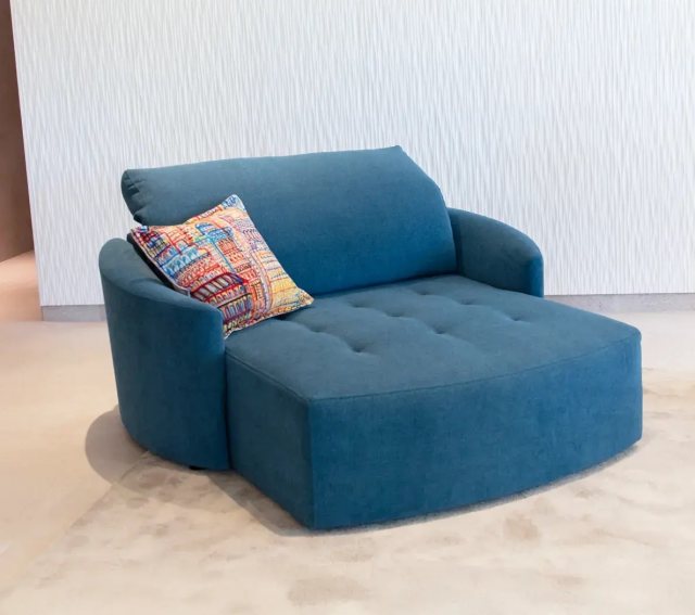 Fama Paradis Moon extending seat armchair