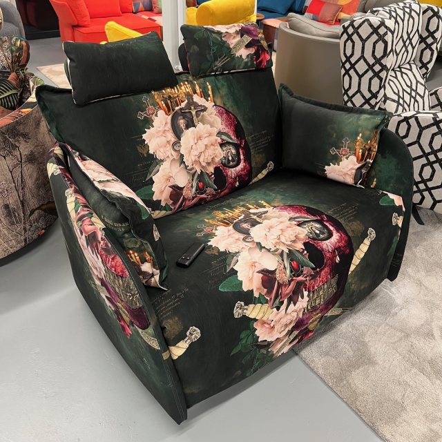 Fama Nadia XL recliner armchair covered in skulls